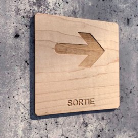 Signalétique en bois sortie droite