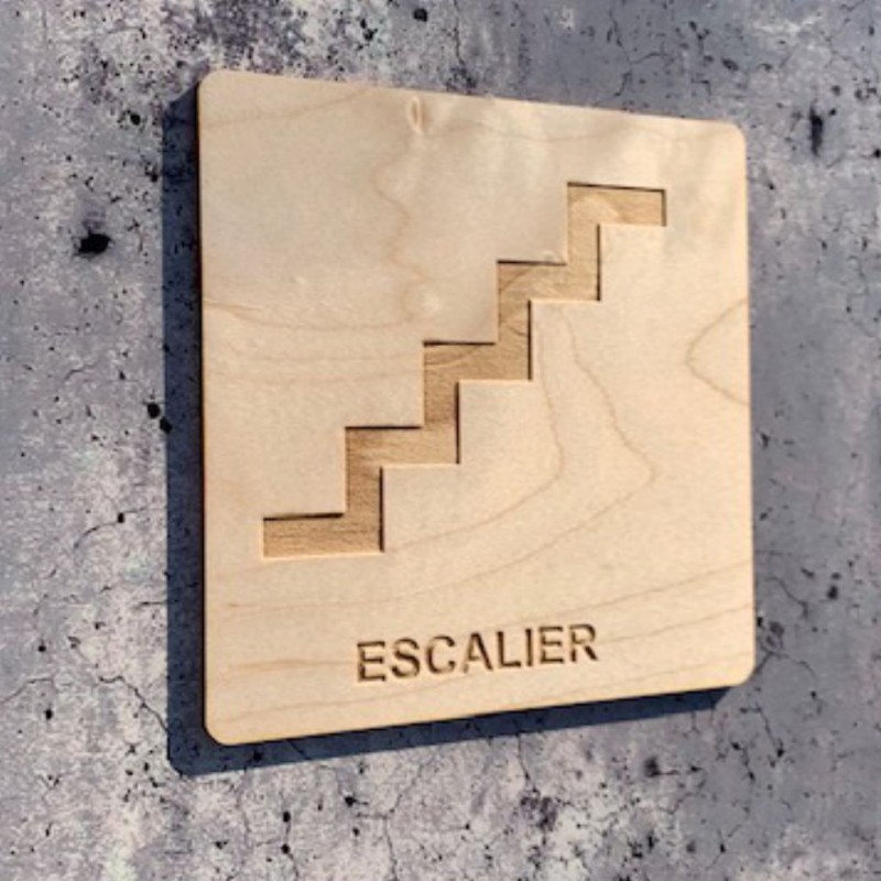 signalétique en bois escalier